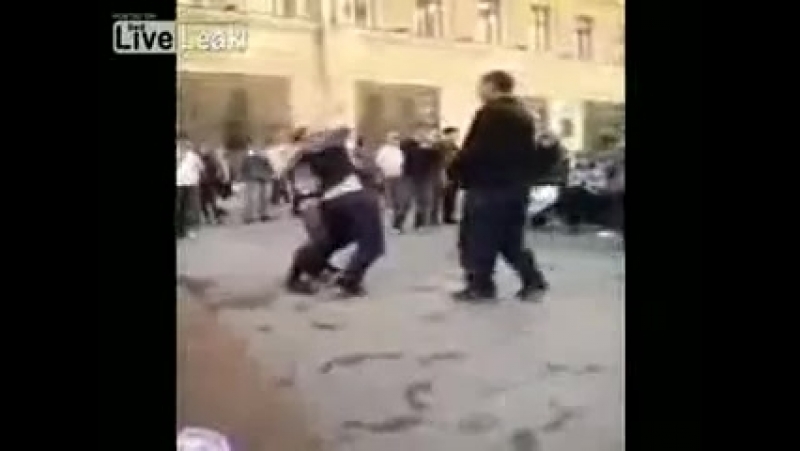 Гей избил