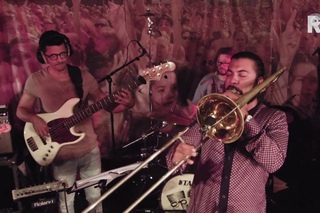 Efe Erdem - Revive - Live uit Lloyd