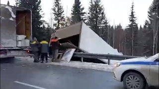 На трассе Ханты-Мансийск — Тюмень перевернулась фура