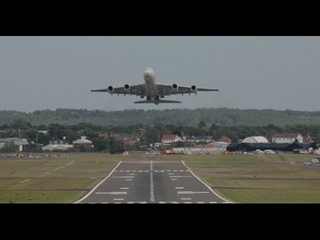 Airbus A380 прерванная посадка и уход на второй круг / Airbus A380 aborted landing and Go-around