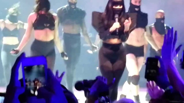 Lady gaga Aura, burqa (live round house