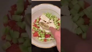Закуска из крекера и красной рыбки.