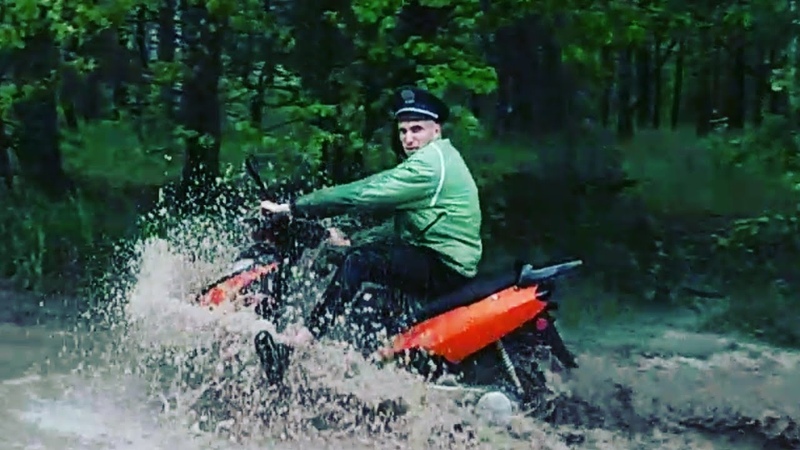 Жесткий Offroad с девушкой на