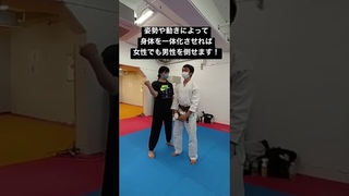女性が手を振るだけで男性が悶絶！