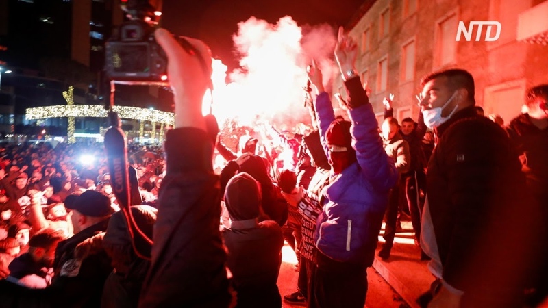 В Албании протестуют против главы МВД: полицейский