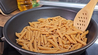 GEBRATENE NUDELN – 100 mal leckerer! Sauerrahm Knoblauch Sauce mit Hühnchen!