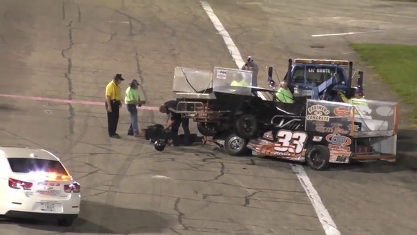 Жесткая разборка горячих парней на гонке Anderson Speedway в