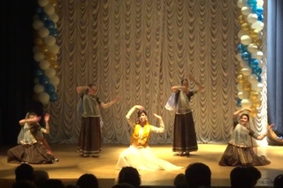 Hamari atariya pe Dance group Indira