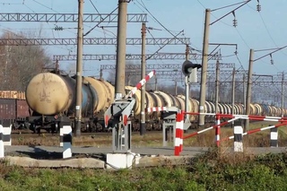 Грузовой состав с ВЛ80К-549 перескает Ж/д переезд.