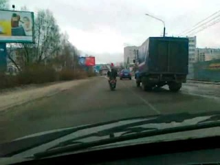 Древарх на мопеде с мигалкой и милицейской сиреной.