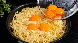 Gieen Sie einfach die Eier ber die Spaghetti! Ein schnelles und unglaublich leckeres Rezept!