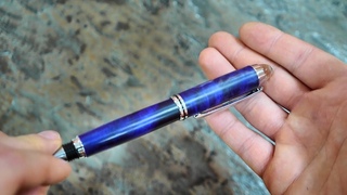 Ручка роллер c натуральным горным хрусталём. Rollerball pen with natural rock crystal