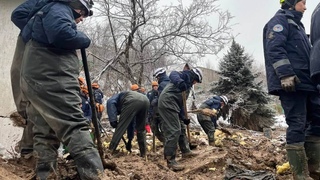Дом вместе с семьей внутри накрыло огромным оползнем в Алматы