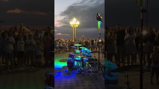 Барабанщик на набережной #анапа исполняет «Седьмой лепесток» Антона Токарева