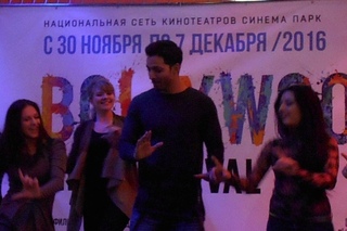 Harshvardhan Rane with Russian Fans dance to Kheech Meri Photo at the Bollywood Film Festival. Sanam Teri Kasam.