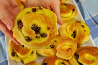 BRIOCHES GIRELLE DANESI ALLA CREMA - Danish Pastry Rolls With Custard Easy Recipe