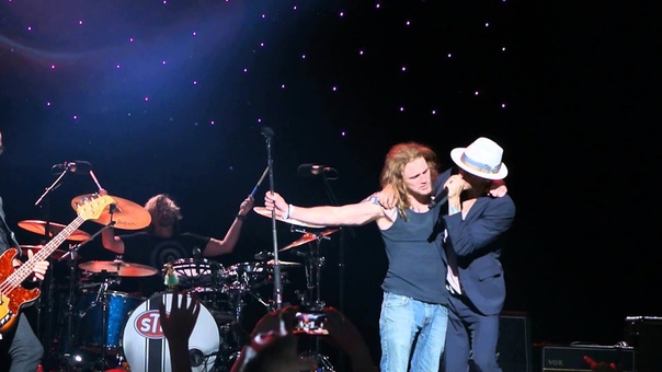 Stone Temple Pilots Interstate love song live with a dude jumped on the