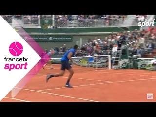 Joli coup entre les jambes de Kyrgios (7-6, 4-3, 0-30)