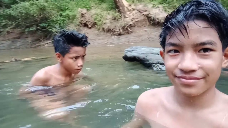 Mandi sungai bareng kawan,