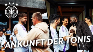 Die Champions League Sieger sind da! 🏆 | Toni Kroos und Toni Rüdiger stoßen zum Team