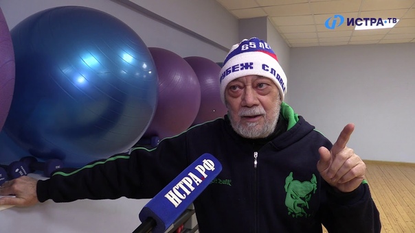 Мужчина занимается бегом в 80