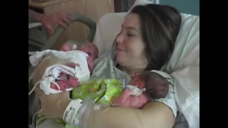 Кажется, что эта мать обнимает близнецов. Но подожди, пока