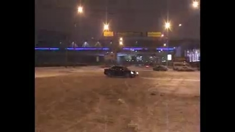 Шлюшка вертет попой (тоже