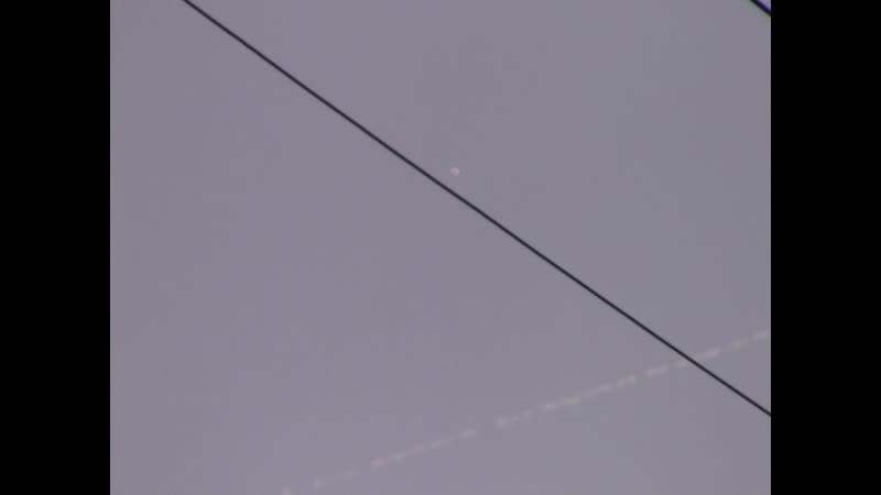 яркий шарообразный объект парил возле jet con trail над большим
