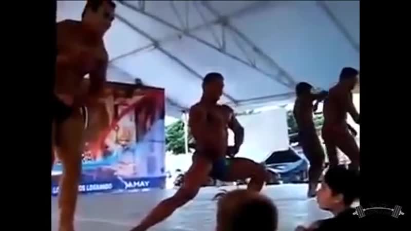ШОК драка качков на соревнованиях по бодибилдингу fight bullies in