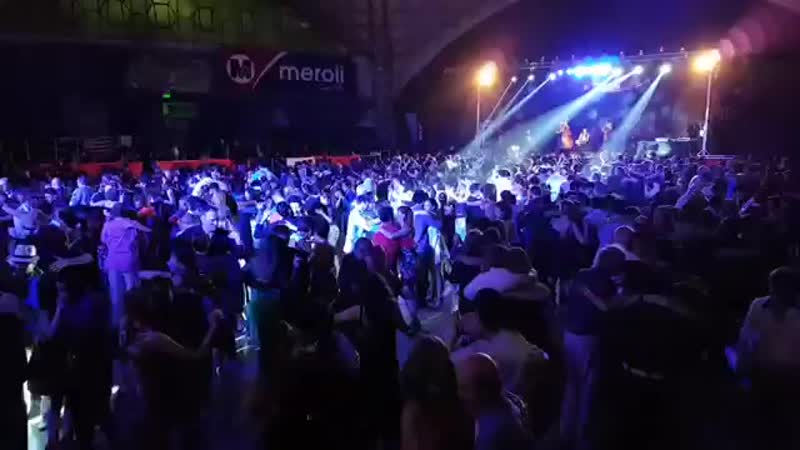 Abrazos miles amigos más