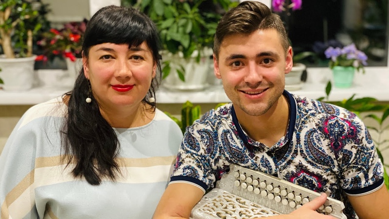 Мама и сын поют под гармонь,