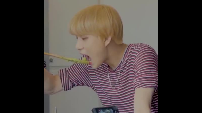 jungwoo eating