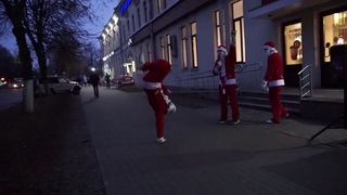 Деды Морозы станцевал крутой брейк-данс на открытии магазина в Гатчине!👍