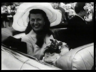 Rita Hayworth marries Prince Aly Khan in France (1949)