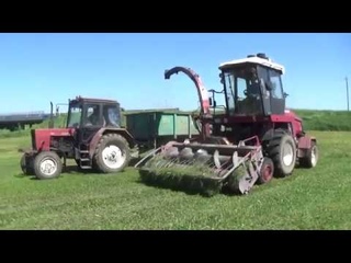 УЭС-280 Полесье подбирает валки с травой на болоте