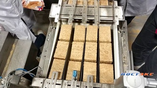 автоматическая подача продукта в горизонтальную упаковочную машину.