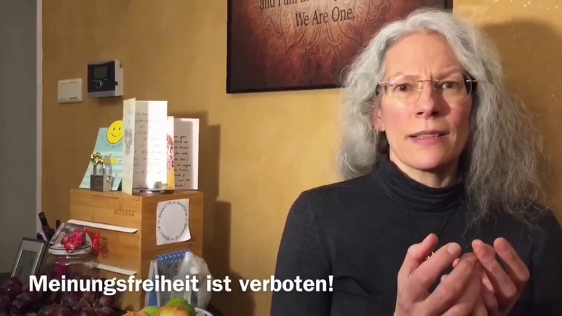 LUCIA AMON: Eine Lehrerin steht