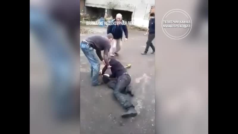Пьяный владелец автомойки унижает своих работников.