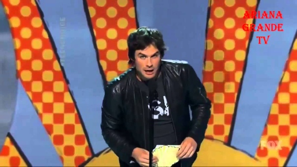 Ариана получает награду на Teen Choice Awards