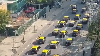 Demonstration von Taxis im Zentrum von Santiago in Chile gegen steigende Kraftstoffpreise