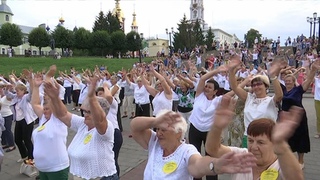 Пенсионеры станцевали латиноамериканский танец в центре Тамбова