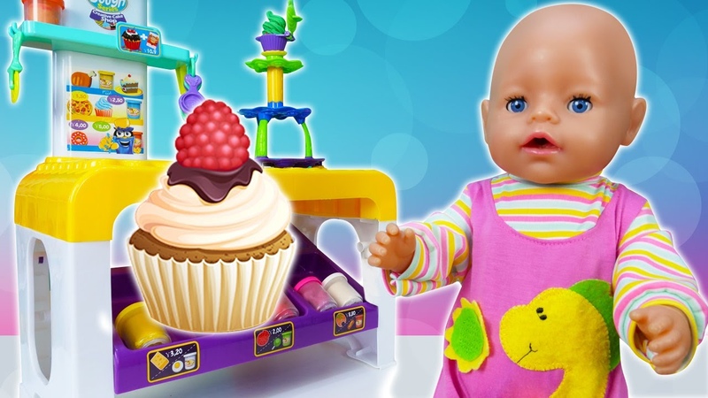 La muñeca bebé hace muffins para su cumpleaños Como mamá. Baby Born en