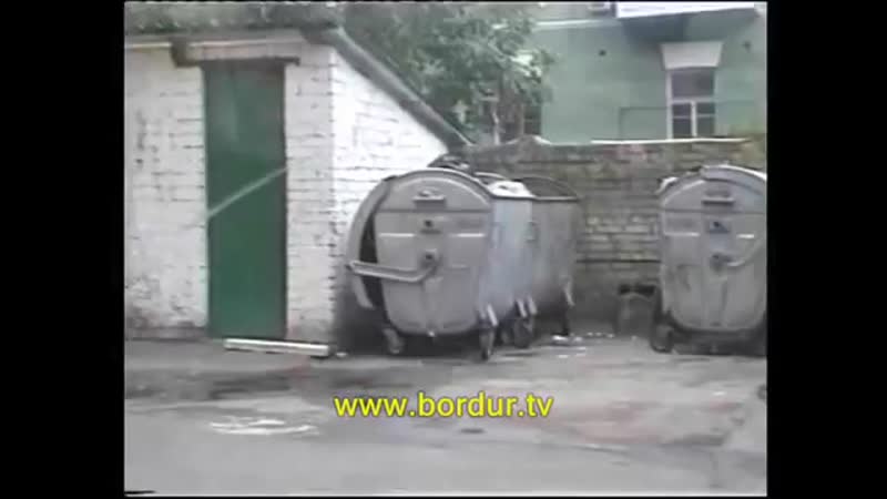 Скрытая камера. Бомж в мусорном баке. Поспать не дают