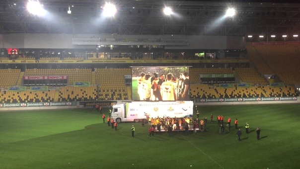 Einlauf Dynamo Dresden nach Aufstieg
