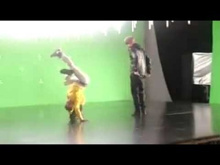 Девка танцует круче Джастина Бибера съемки клипа Somebody to love)(MusVid net)   копия