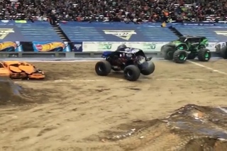 Зрелищное выступление Monster Truck