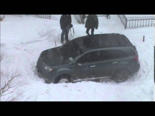 Снегопад в Одессе. Чем круче джип тем дальше бежать за трактором!!! )))