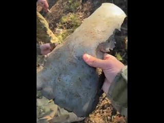 Военнослужащие ВСУ рассматривают осколки от боеприпасов. Fragments from ammunition. Ukraine.