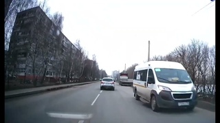 Неадекватный маршрутчик с пассажирами гоняет по встречной полосе в Воскресенске.