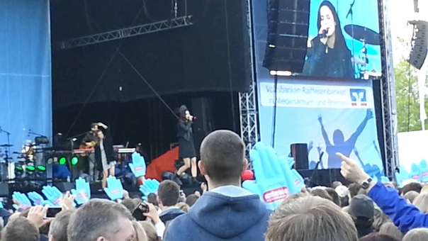 Stars for free, Lena performs
